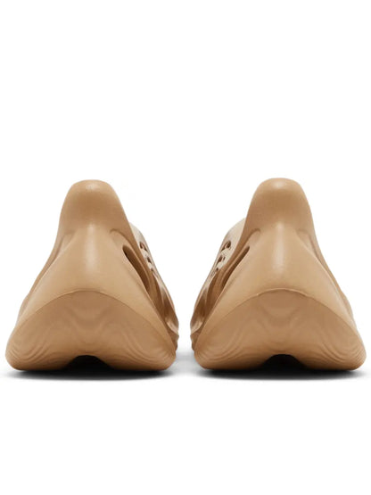 Yeezy Foam RNR Clay Taupe  GV6842