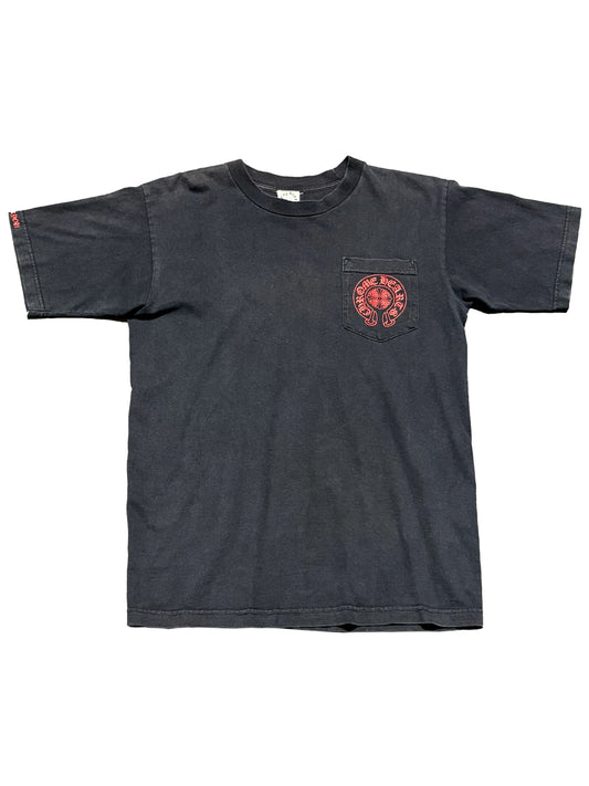 Chrome Hearts Red Horseshoe Logo Pocket Cemetery Cross Logo Back Tee Black M C117579076-Used